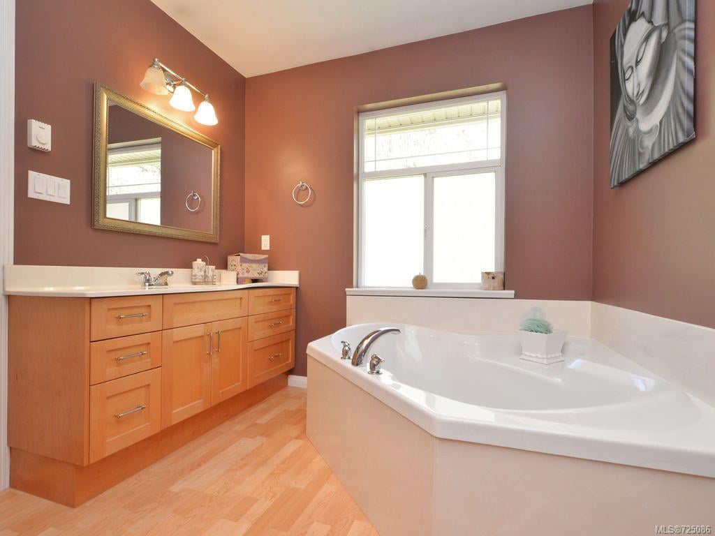 2552 Kinnoull Cres