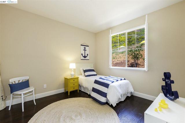 6496 Bayview Dr, Oakland, CA 94605