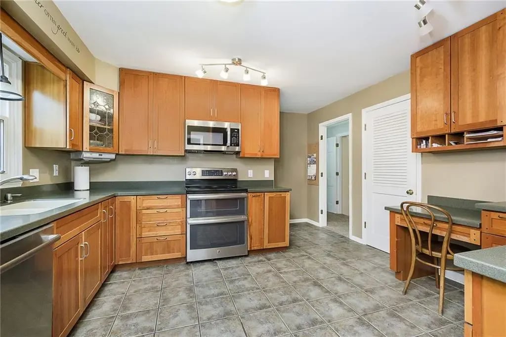 19 MAPLECREST DR