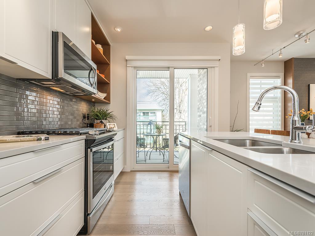 305-1765 Oak Bay Ave