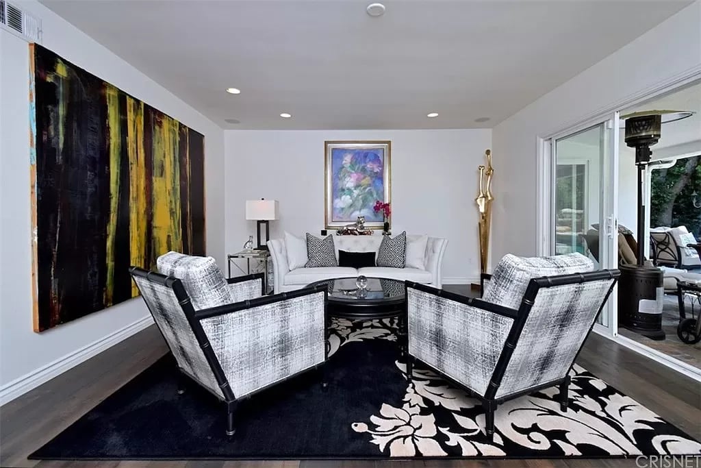 4645 Hayvenhurst Ave