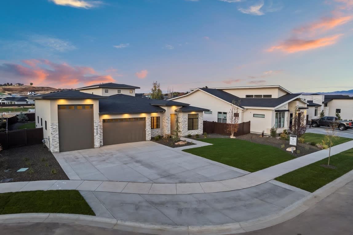 Modern Craftsman at the Base of the Star Foothills