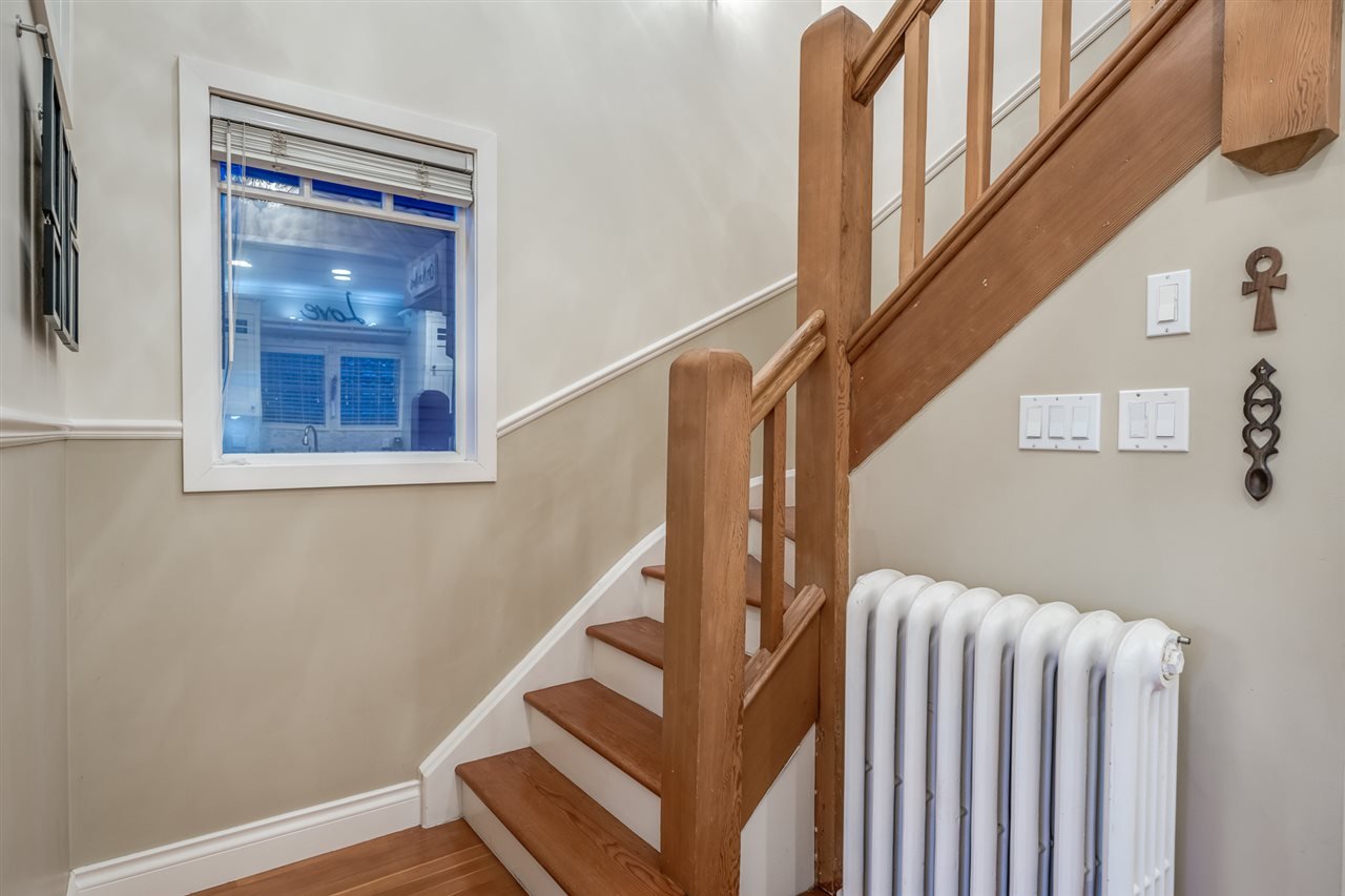 236 W 5th St