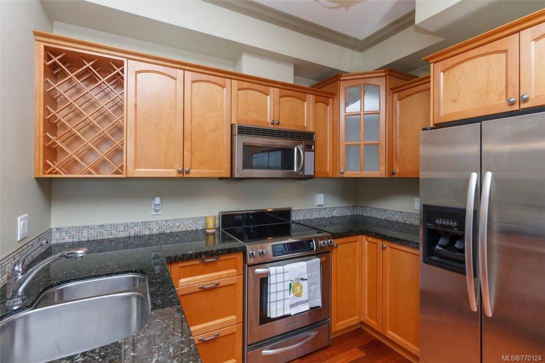 206-1642 McKenzie Ave, Saanich