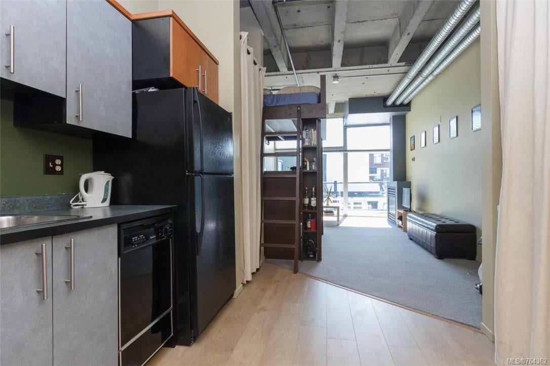 207-1061 Fort St