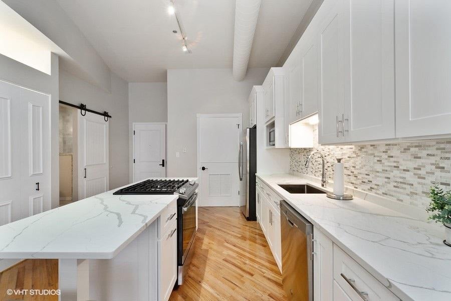 910 S Michigan Avenue #705