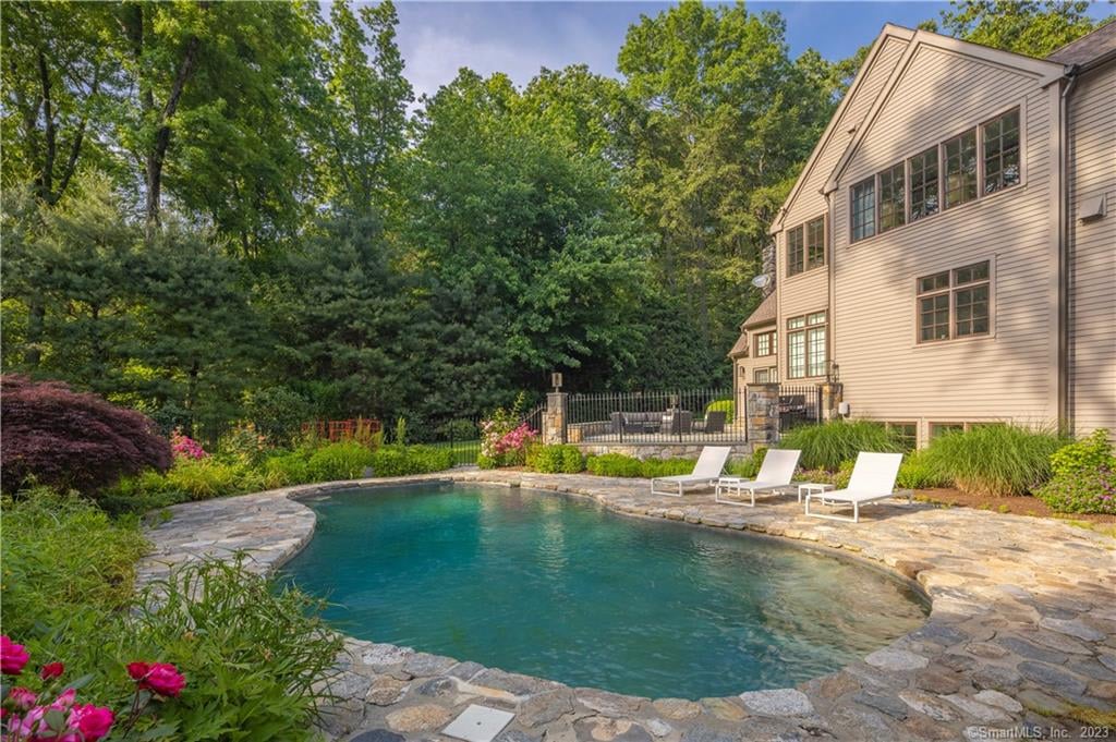 11 Charcoal Hill Rd