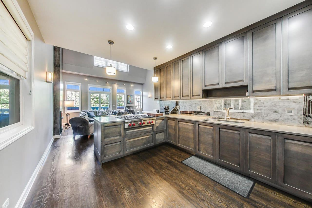 3839 N Southport