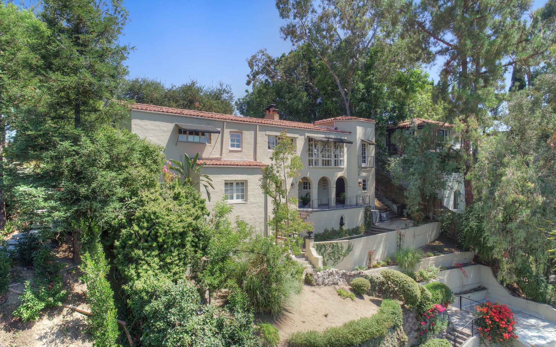  3110 Hollyridge Dr