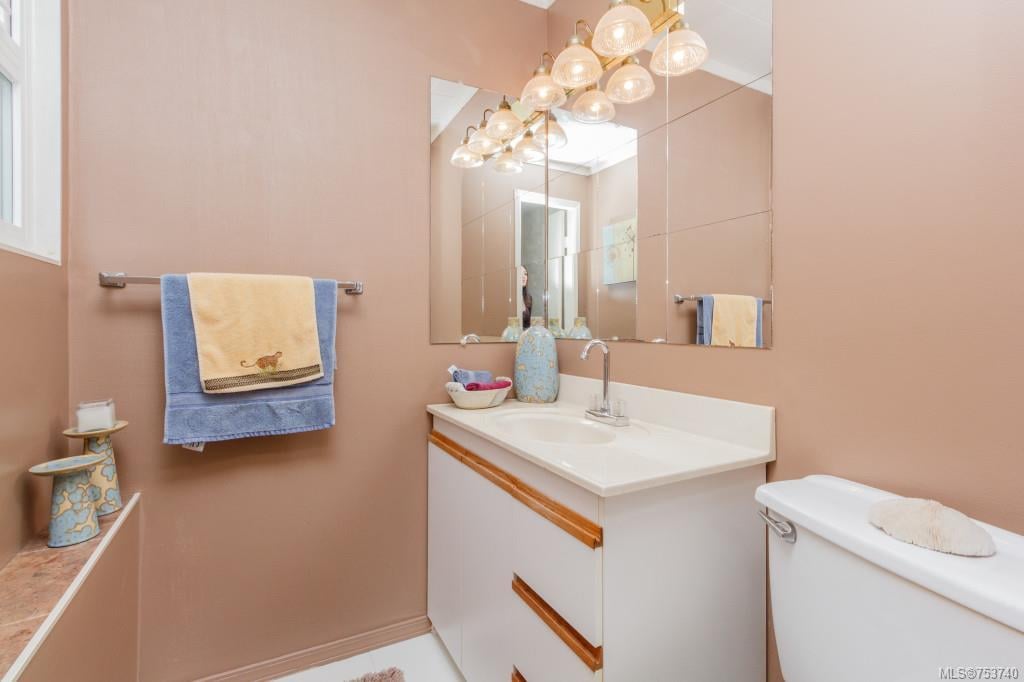 732 Thomasset Pl, Langford
