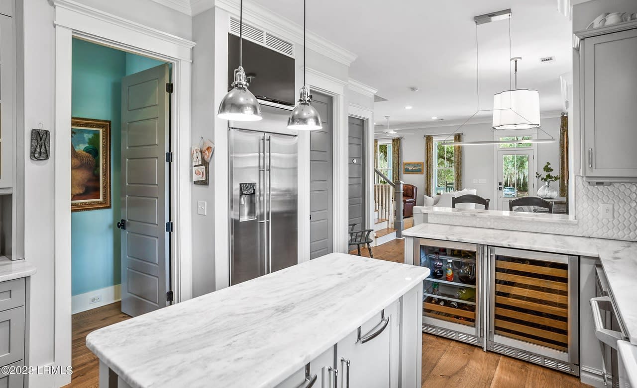 606 New St