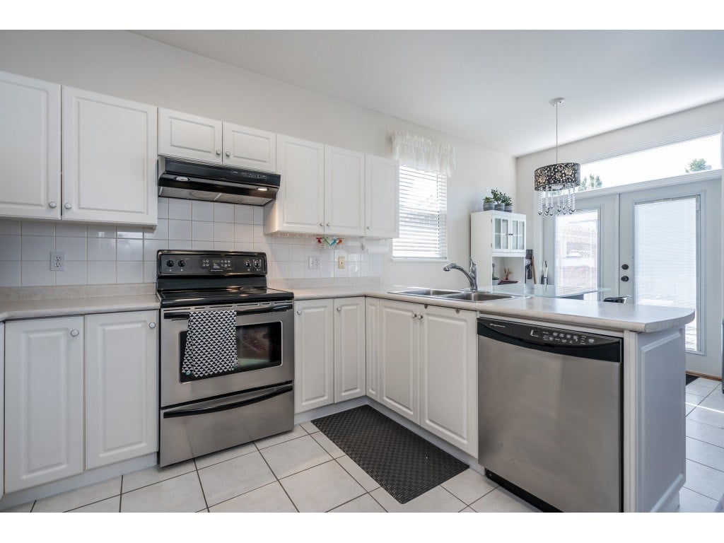 18498 64a Ave
