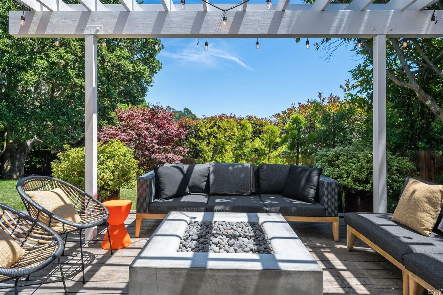 2 Cedarwood Ln