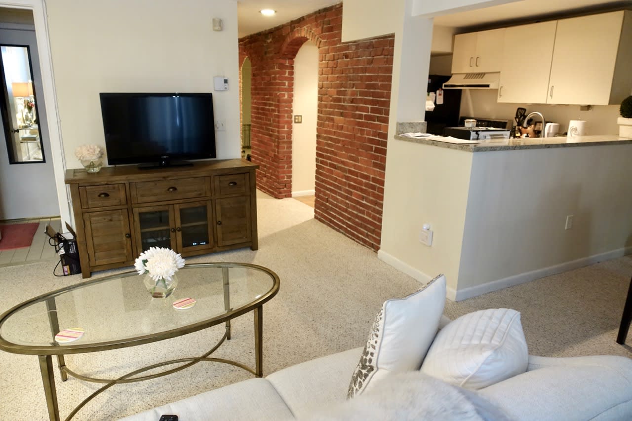 Worcester Square - 1.5 / 1 bed w. Parking, Laundry and Yard - Pets Negotiable! 