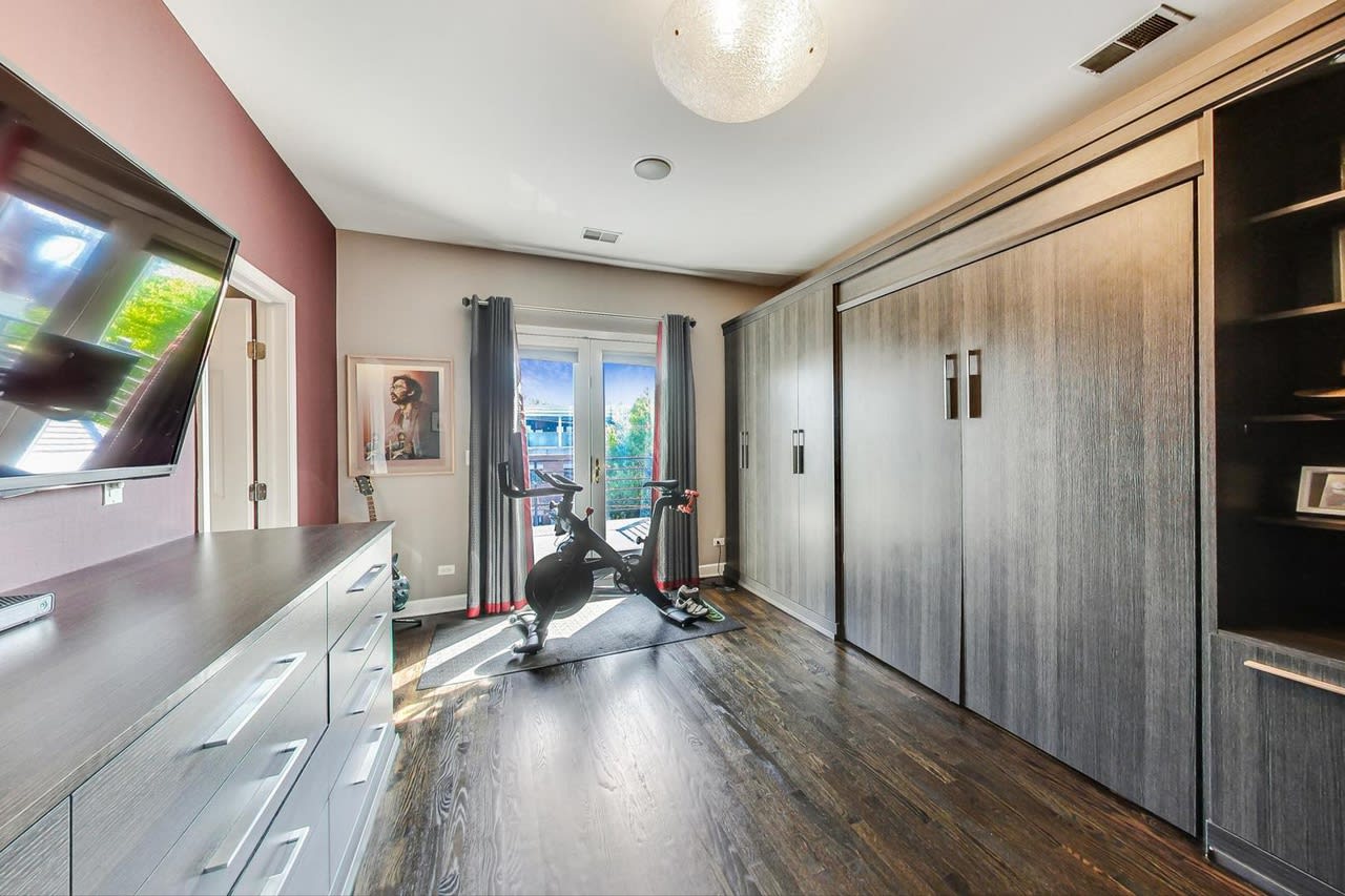 3839 N Southport