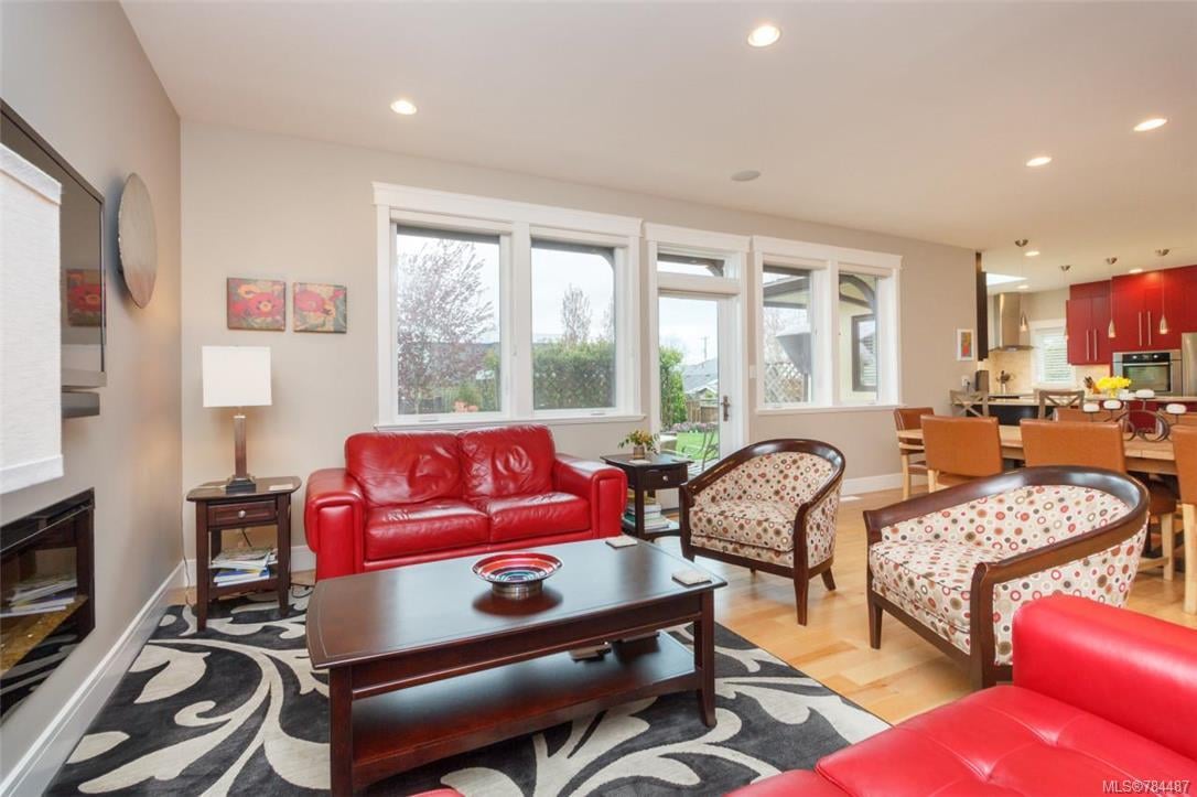 10100 Tsaykum Rd, North Saanich