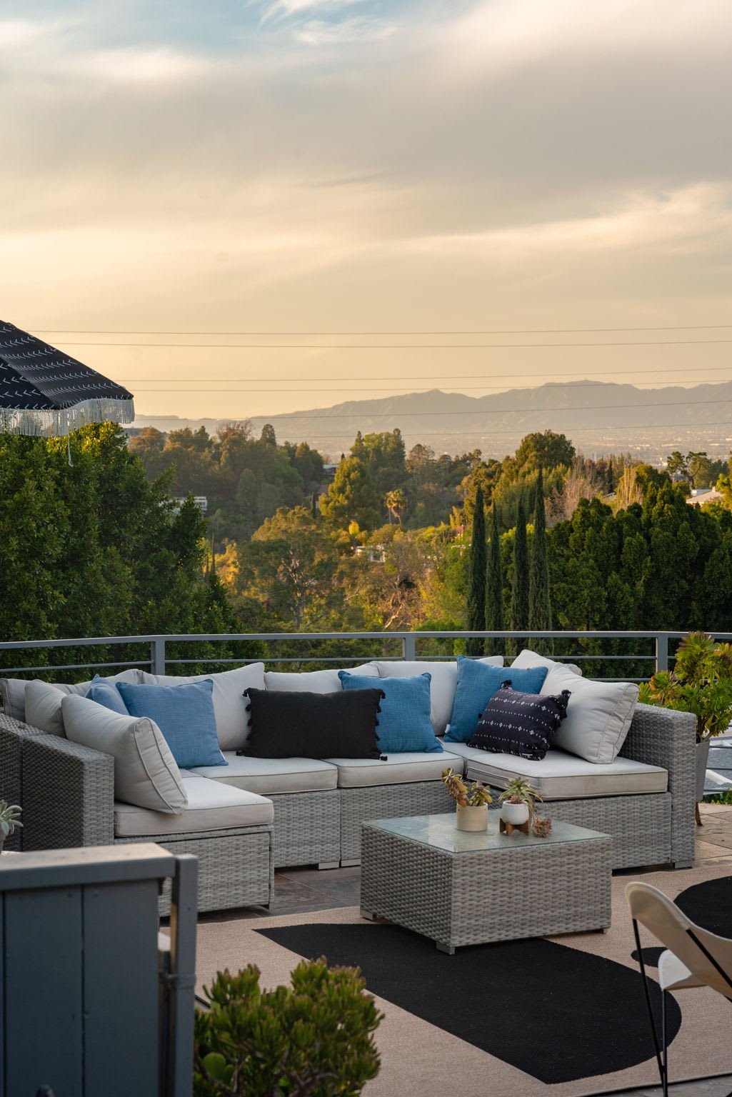 deLIGHTfull Mid Century in the Studio City "Donas"