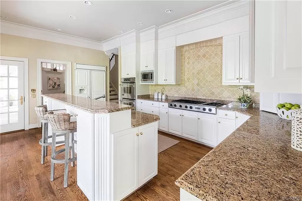 800 S England Cir