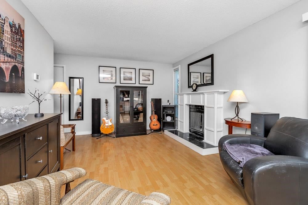 1158 Esperanza Dr