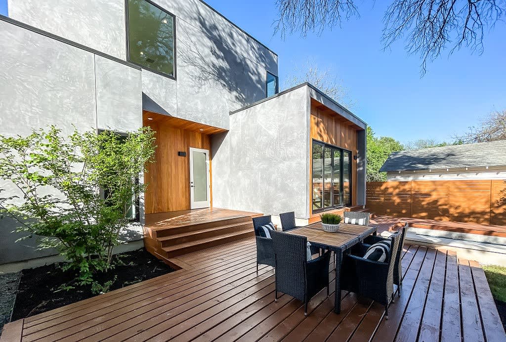 1303 Justin Ln