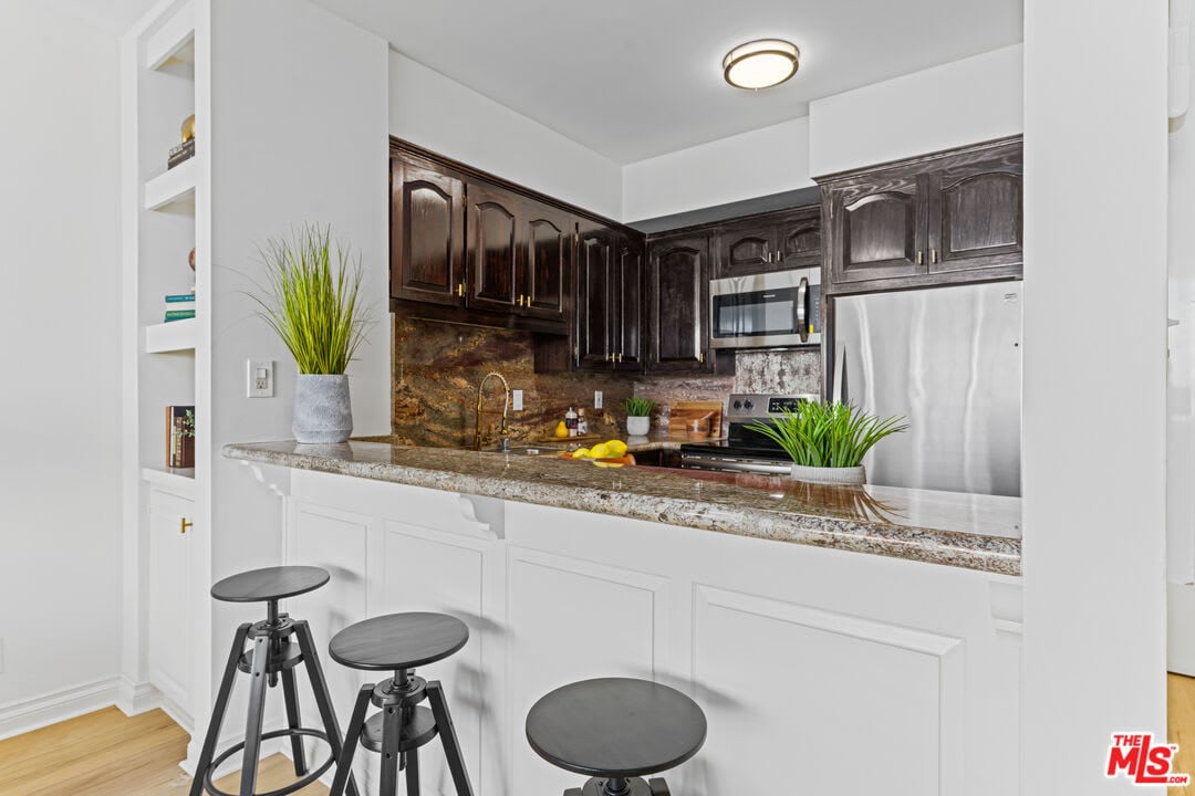969 Hilgard Ave #809