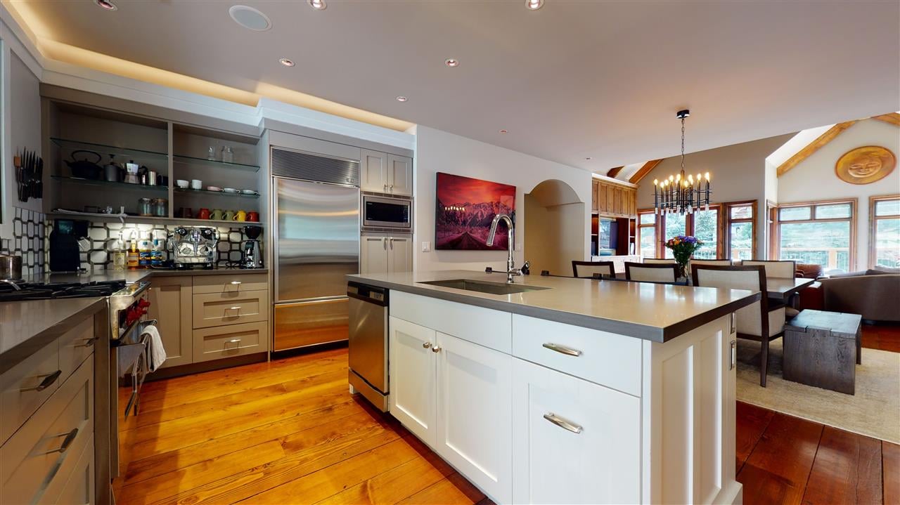 8322 Valley Dr