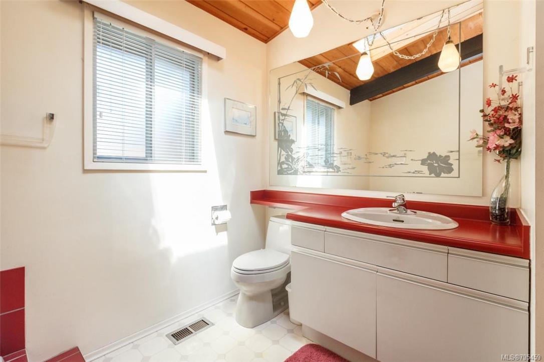 71 Flury Hts, View Royal