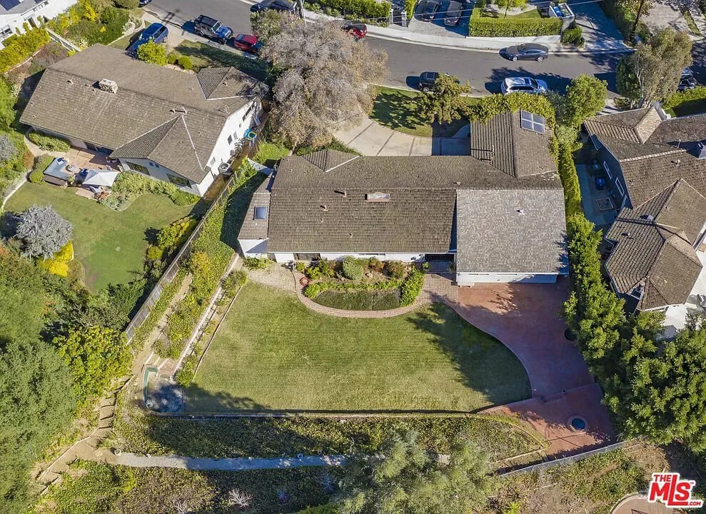 1043 Maroney Ln