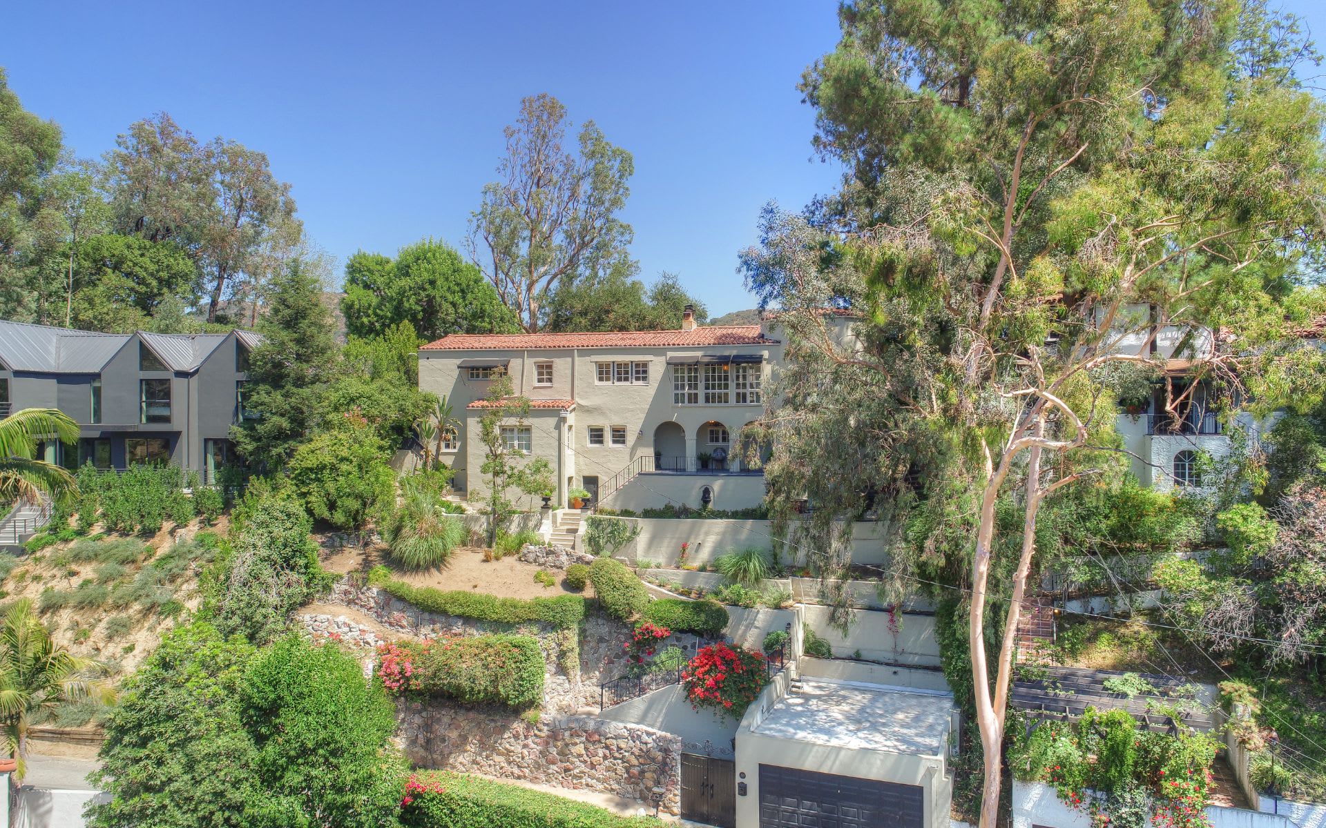  3110 Hollyridge Dr
