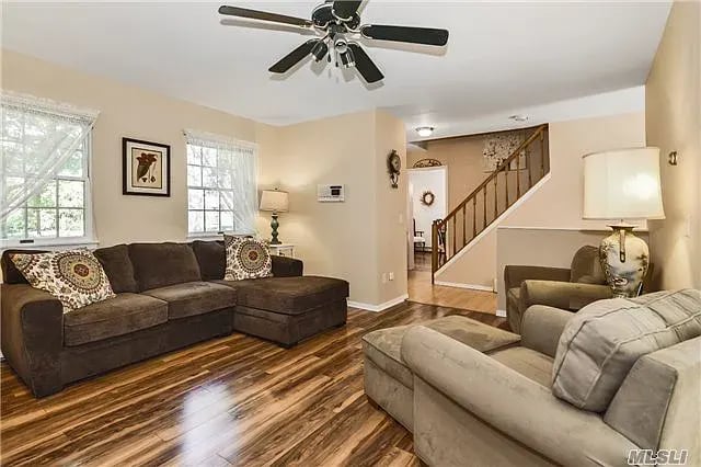 41 E Pond Ln