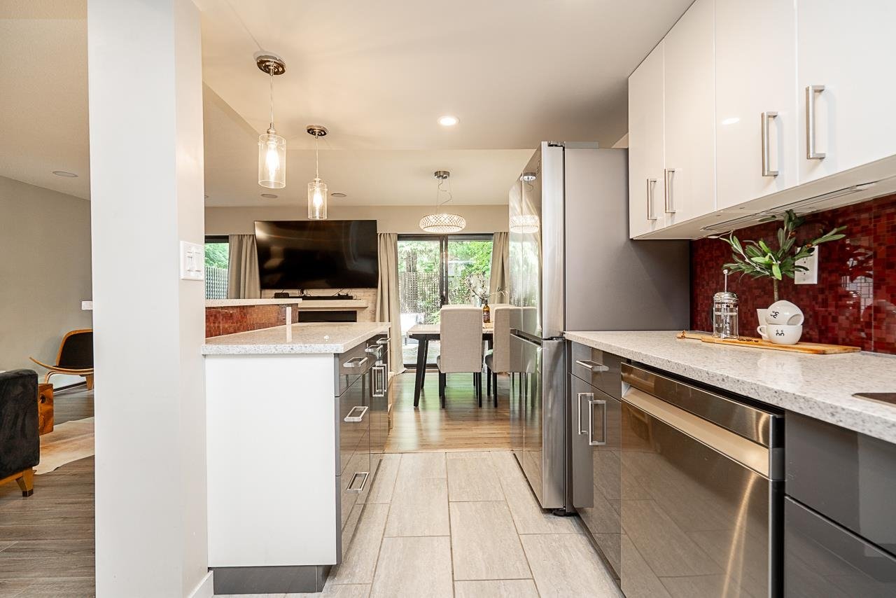 122-1040 King Albert Ave