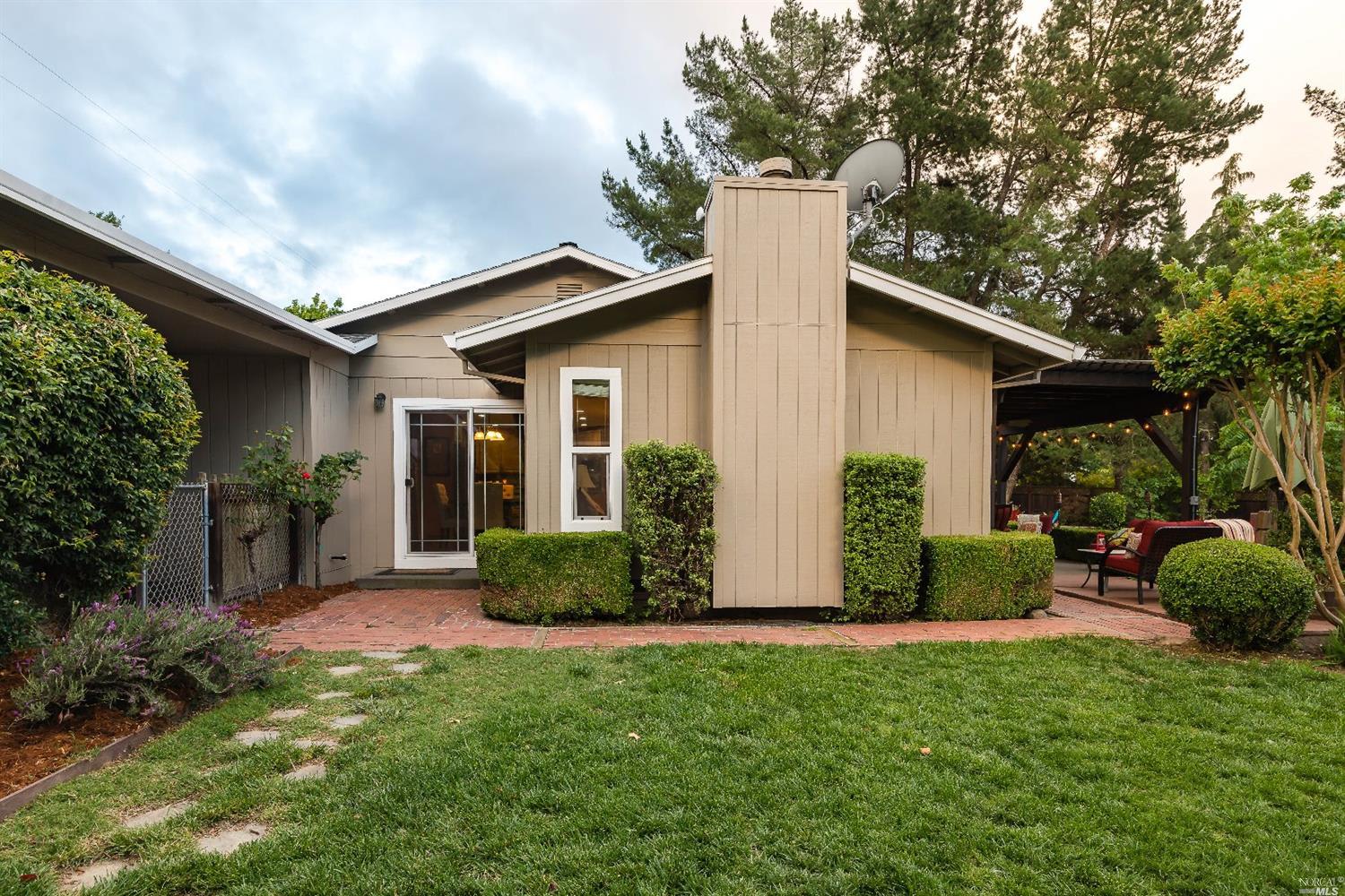 981 Riverside Dr