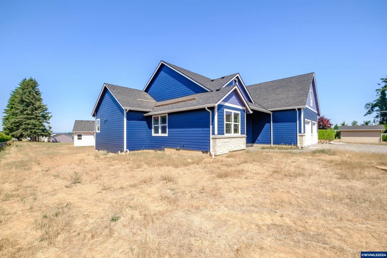 109 NW Faelan Ln