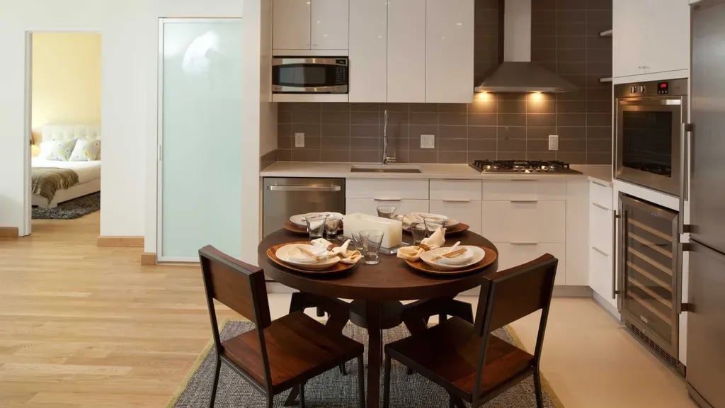 431 W 37th St, APT 8D