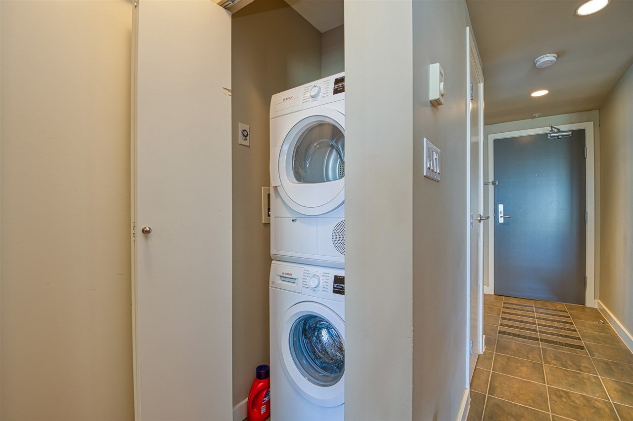 2207-583 Beach Cres