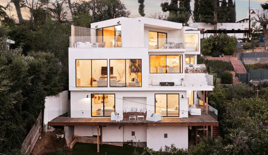 Elegant 6-Bedroom Home with Panoramic Views in Temple Drive