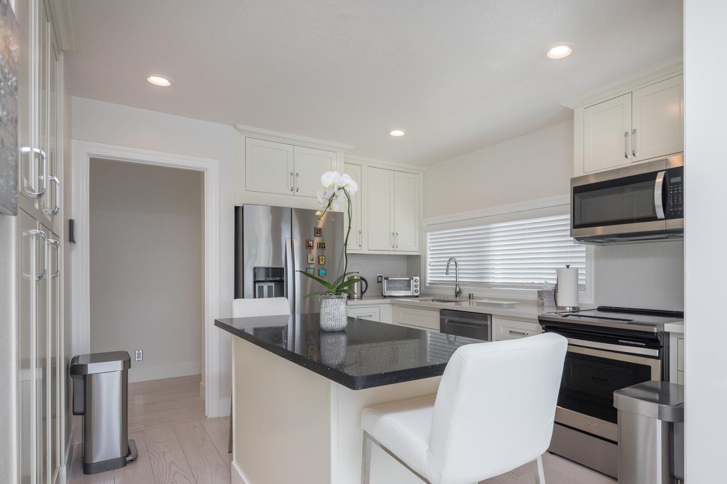 922 Lido Ln