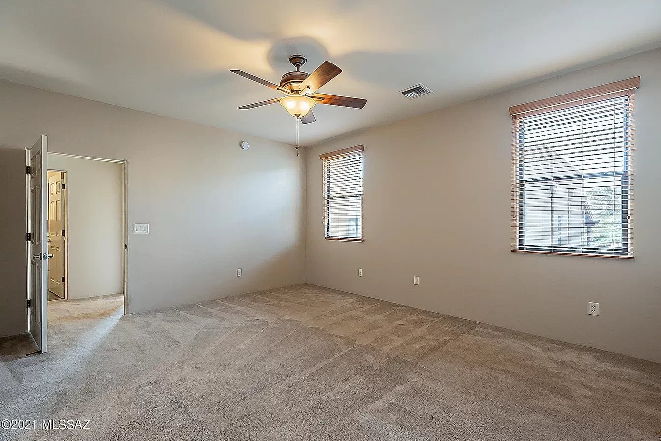 155 E Castlefield Cir