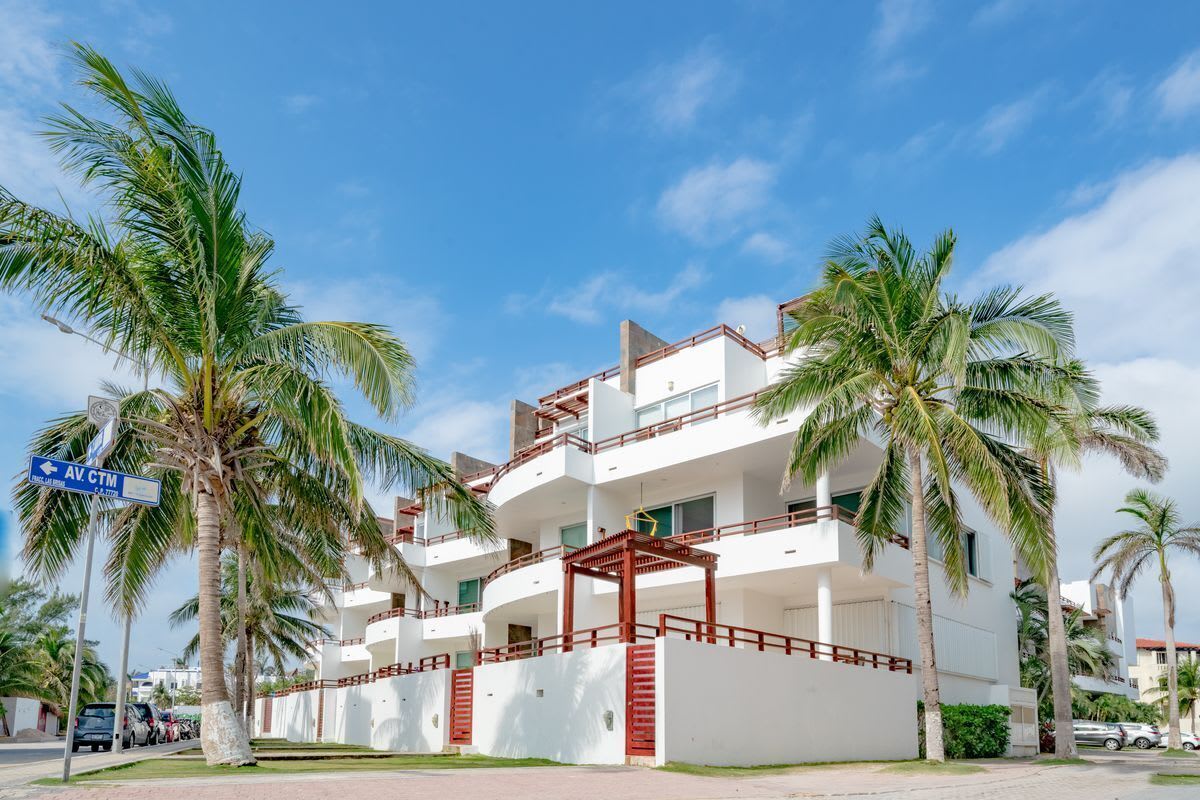  beachfront development offering breathtaking ocean views / Facade