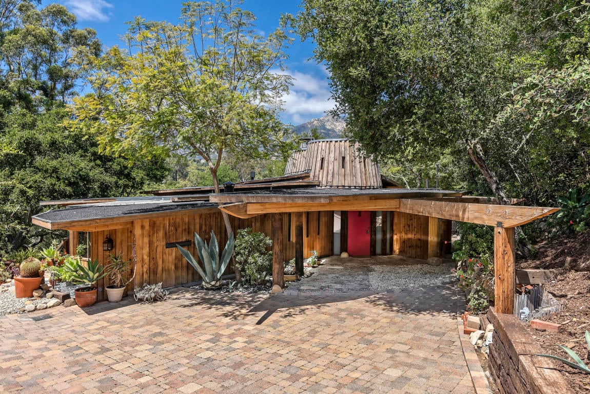41 Mountain Dr