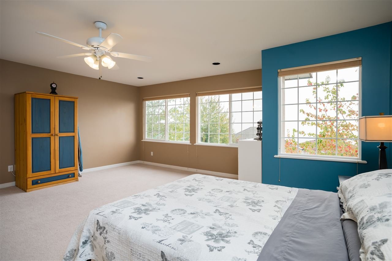 2975 Pinetree Close