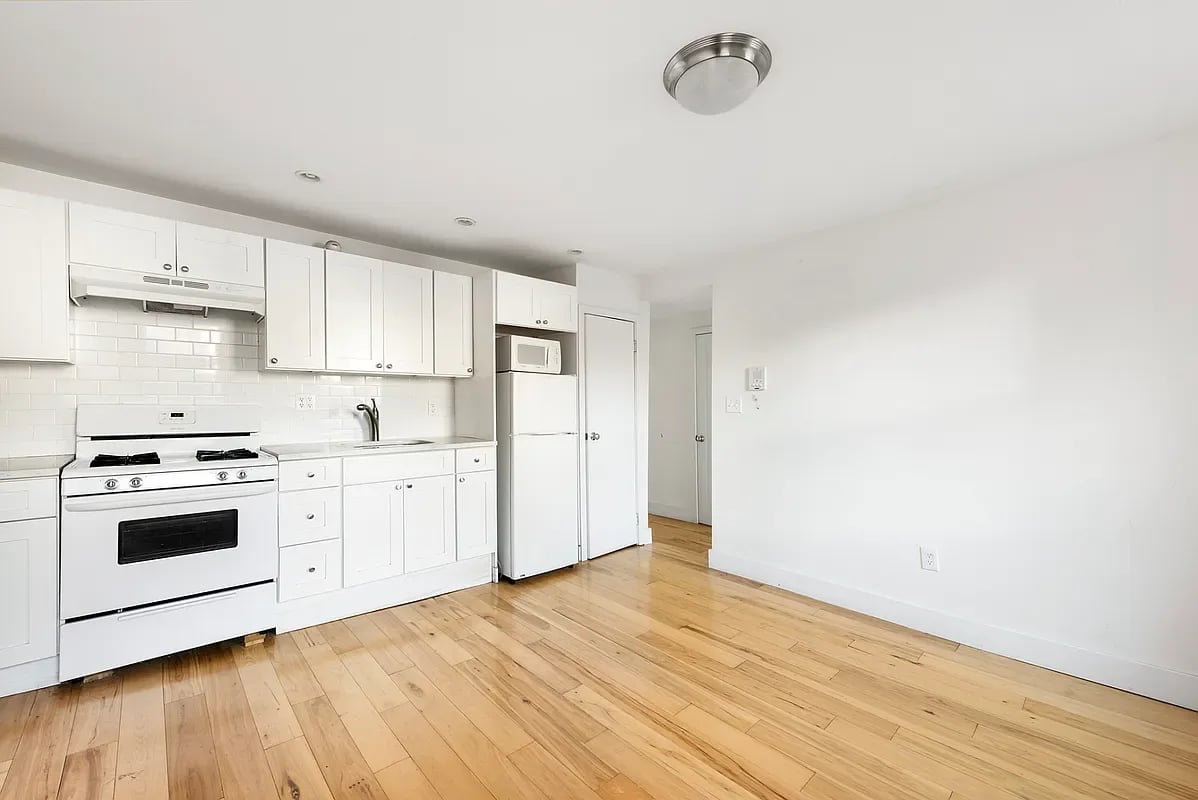 190 Greenpoint Avenue Unit: 2