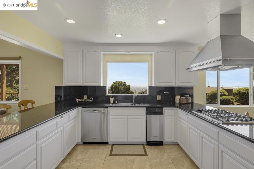 1863 Lakeview Ct