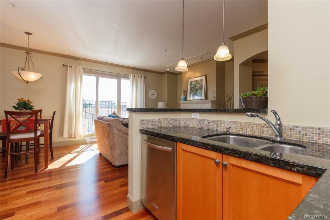 206-1642 McKenzie Ave, Saanich
