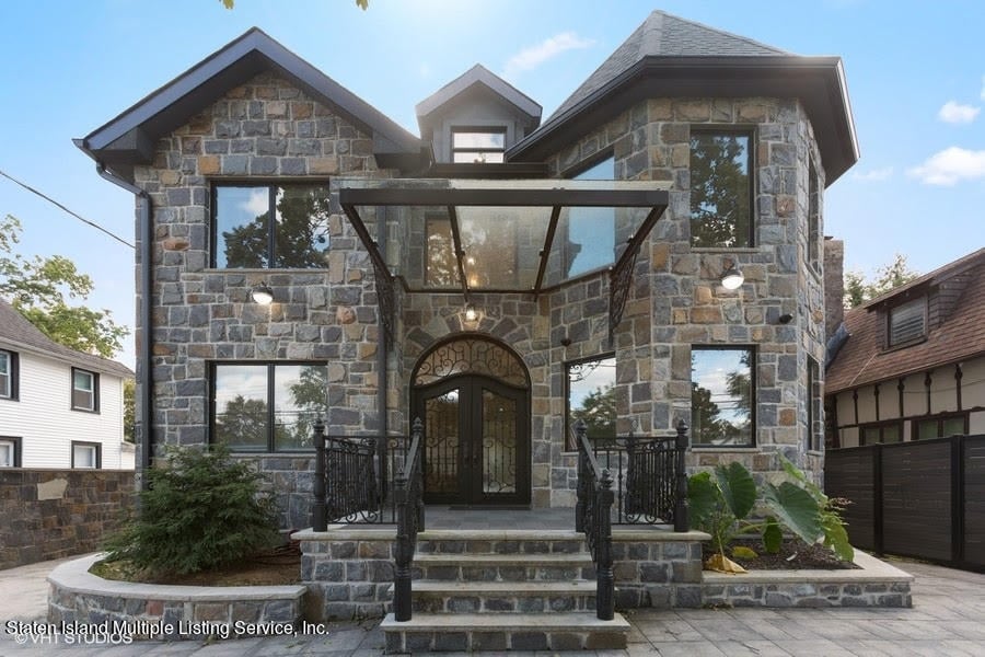 152 Beach Avenue