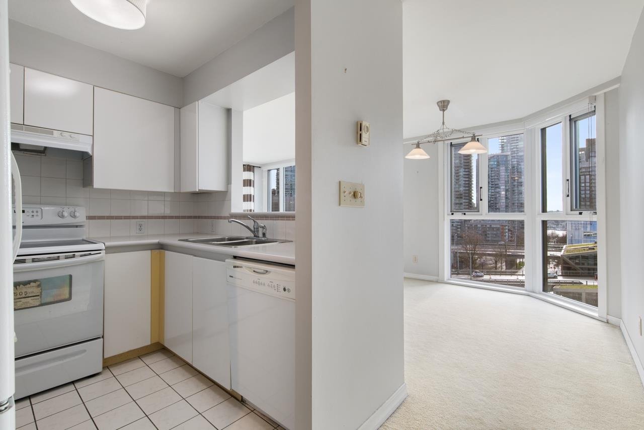 1003-888 Pacific St