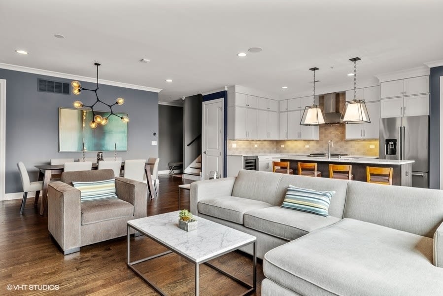 5820 N Clark St., #207