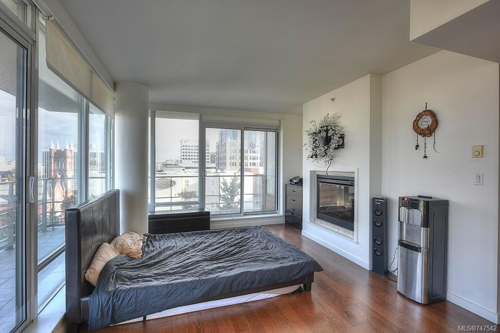1105-707 Courtney St, Victoria