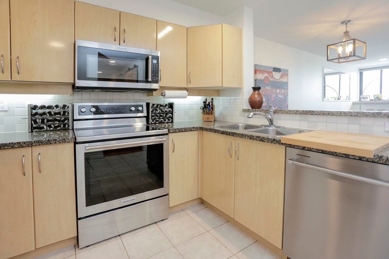 302-305 Lonsdale Ave