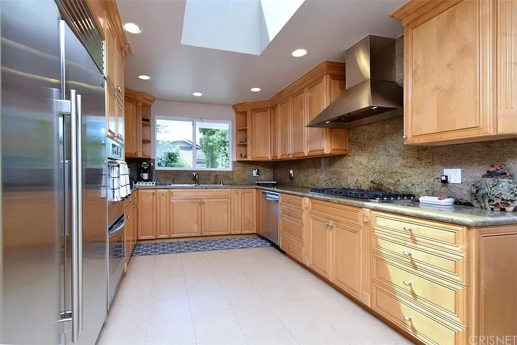 4645 Hayvenhurst Ave